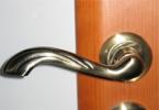 การเปลี่ยนมือจับประตูที่ซ่อมไม่ได้ วิธีถอดมือจับประตูแบบกลม